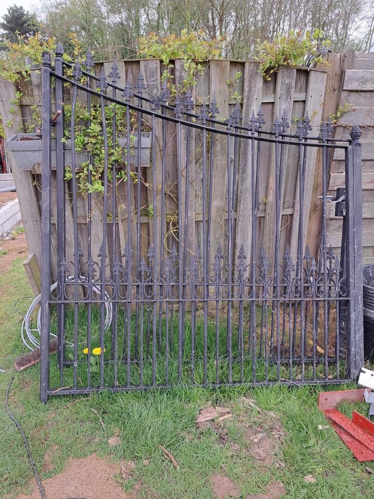 Smeedijzerenpoort vol ijzer met lichte schada, Tuin en Terras, Ophalen, IJzer