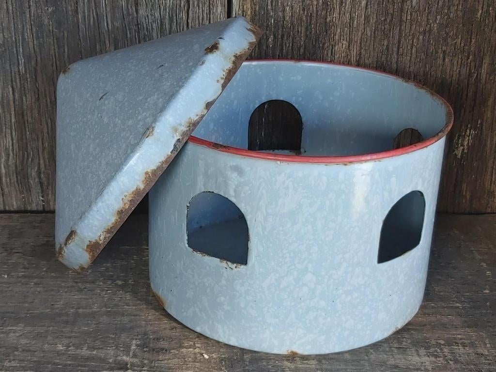 Oude emaille (voeder) bak met gaten en deksel, Ophalen of Verzenden