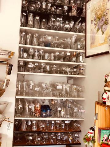 600 tal glazen, telkens per setje van 6 en nog veel andere beschikbaar voor biedingen