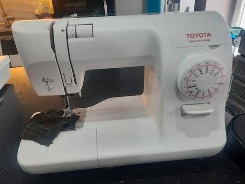 Toyota naaimachine met ergonomisch ontwerp, Hobby en Vrije tijd, Naaimachines en Toebehoren, Zo goed als nieuw, Naaimachine, Ophalen of Verzenden