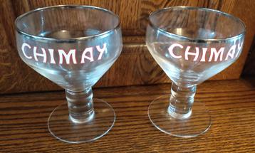 2 uitlopende Chimay-glazen