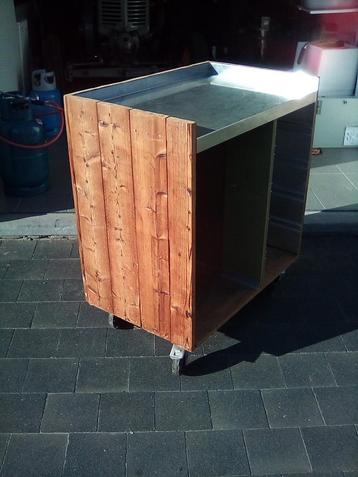 Verkoop stand in hout met inox bovenblad beschikbaar voor biedingen