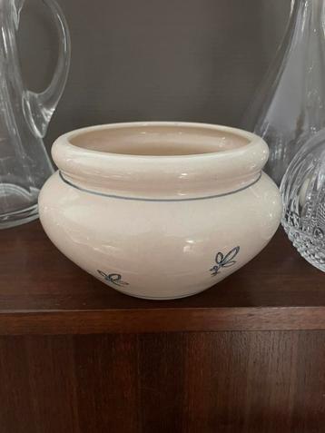 Elegante beige keramische pot met blauw decor beschikbaar voor biedingen