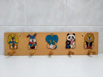 Houten kapstok en groeimeter dieren. beschikbaar voor biedingen