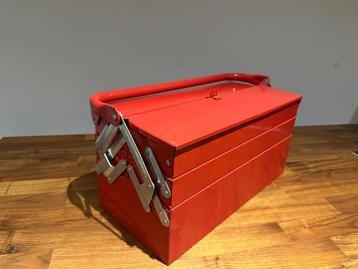 Rode gevulde gereedschapskist met 66 stuks beschikbaar voor biedingen
