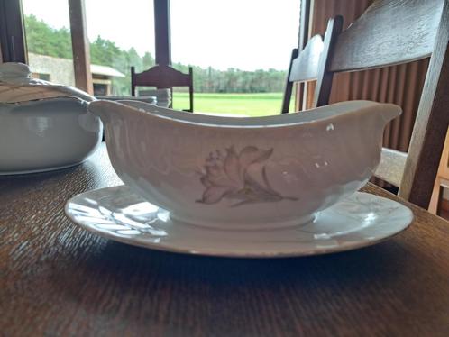 Porseleinen eet- en koffieservies met zilveren randje (66st), Huis en Inrichting, Keuken | Servies, Zo goed als nieuw, Compleet servies
