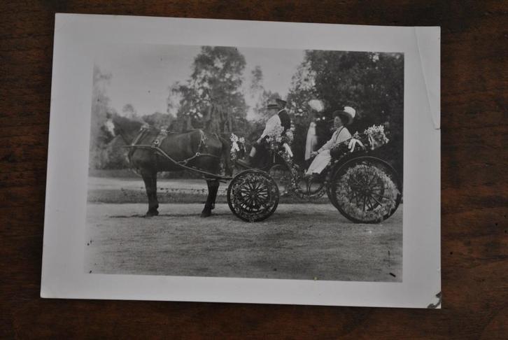 originele foto (18 x 13 cm) van een bloemrijke trouwkoets, Verzamelen, Overige Verzamelen, Gebruikt, Ophalen of Verzenden