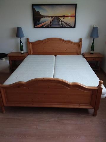 Chambre à coucher complète en pin clair (2 personnes). 