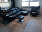 Salon en cuir noir avec pouf et fauteuil club rotatif, Huis en Inrichting, Ophalen, Zo goed als nieuw