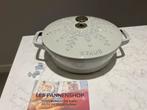 Nieuwe Staub lage braadpan 24 cm Snowflake in Truffel wit, Huis en Inrichting, Gietijzer, Nieuw, Ophalen of Verzenden, Keramische plaat