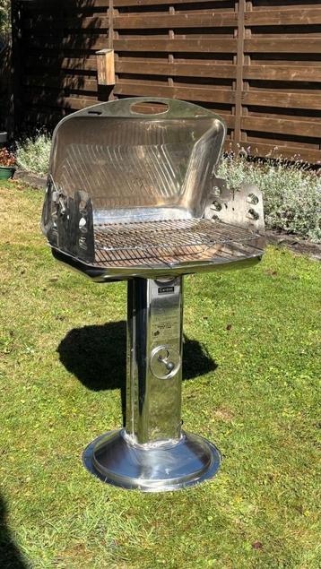 Houtskool Barbecue met afdekzeil beschikbaar voor biedingen