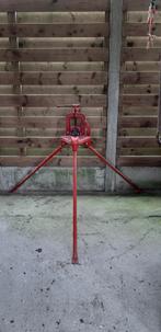 Staander met spanvijs voor op buizen draad te snijden, Ophalen