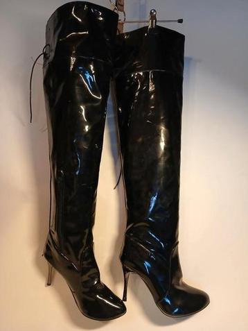 Latex hoge laarzen beschikbaar voor biedingen