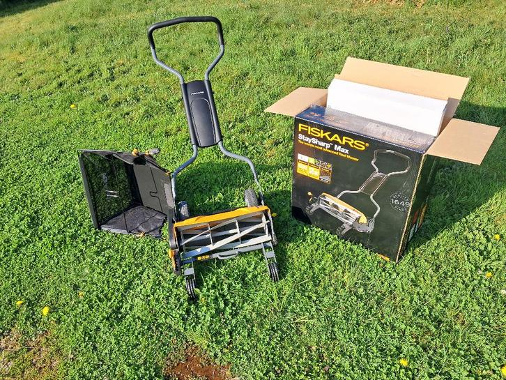 Tondeuse manuelle Fiskars avec bac, Tuin en Terras, Grasmaaiers, Zo goed als nieuw, Handgrasmaaier, 40 t/m 49 cm, Kooimesmaaier