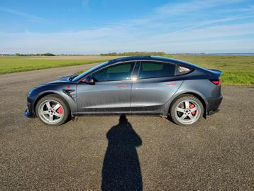 BREYTON AVALANCHE 9,0X20 ET45 5X114,3 TESLA MET A/S BANDEN beschikbaar voor biedingen