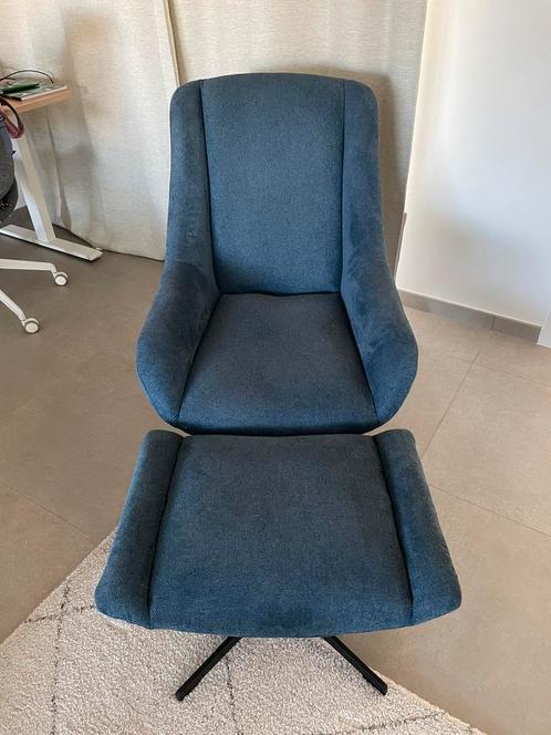 Moderne fauteuil met voetsteun in het blauw, Huis en Inrichting, Fauteuils, Zo goed als nieuw, Ophalen