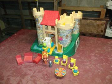 fisher price vintage kasteel met héél véél gerief en popjes  disponible aux enchères