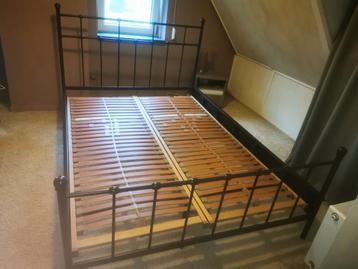 Mooi degelijk metalen bed 1.40 x 2 m inc nachtkastjes beschikbaar voor biedingen