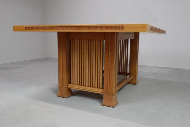 Husser 615 dining table by Frank Lloyd Wright for Cassina, Antiek en Kunst, Antiek | Meubels | Tafels, Ophalen