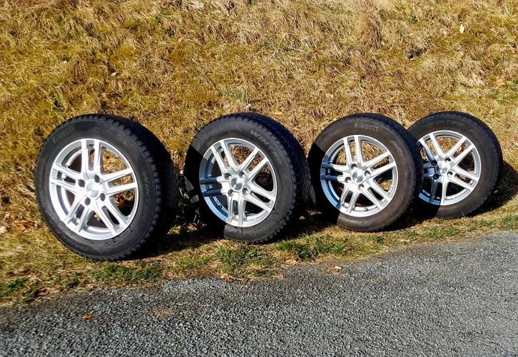 4 très belles jantes avec pneus hiver 195/60-15 Ford Fiesta, Auto-onderdelen, Banden en Velgen, Banden en Velgen, Winterbanden