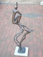 De ladder moderne kunst bronzen blauwe stenen basis, Tuin en Terras, Ophalen of Verzenden, Nieuw, Overige materialen, Abstract beeld