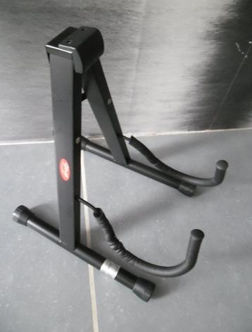 Stagg staander voor gitaar en Fender strap beschikbaar voor biedingen