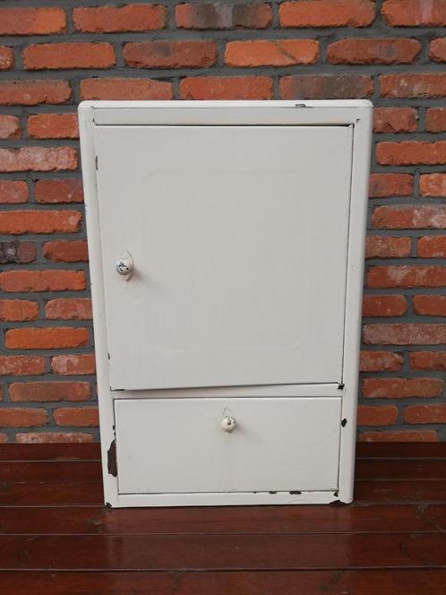 Vintage ijzeren apotheek kastje, Huis en Inrichting, Kasten | Lockerkasten, Gebruikt, Ophalen of Verzenden