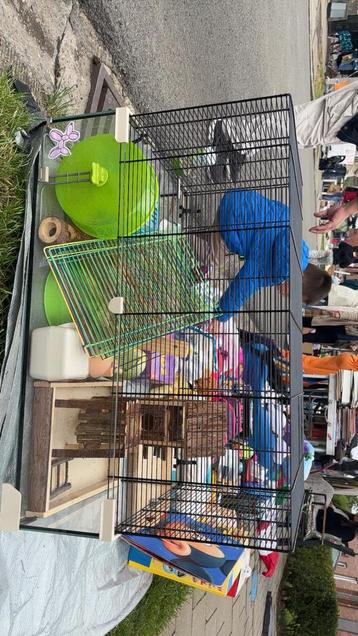 Hamsterkooi zonder spullen beschikbaar voor biedingen