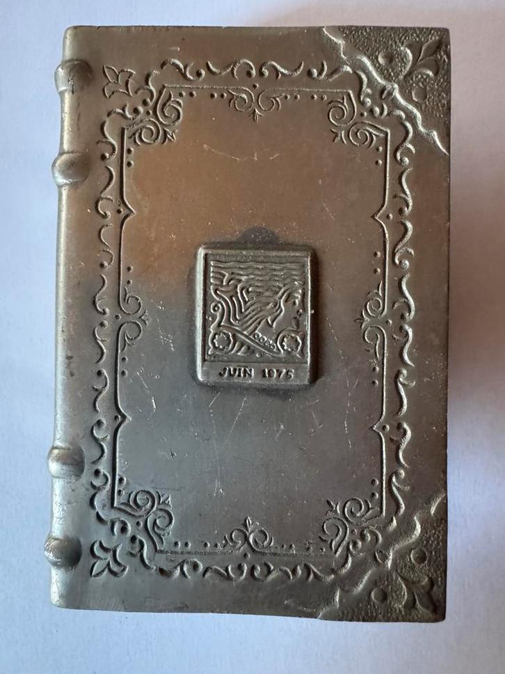 herdenkingsobject gemaakt van massief tin 95% boekvorm 1975, Antiek en Kunst, Antiek | Tin, Ophalen of Verzenden