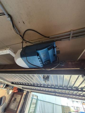Gezocht, iemand die garage poort kan voorzien van een motor beschikbaar voor biedingen