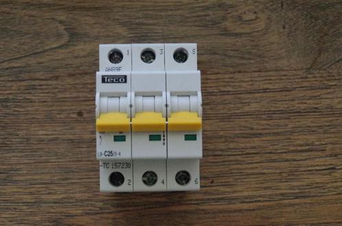 TECO Automaat 3-polig C-25 - Curve C, Doe-het-zelf en Bouw, Elektriciteit en Kabels, Zo goed als nieuw, Overige typen, Ophalen of Verzenden
