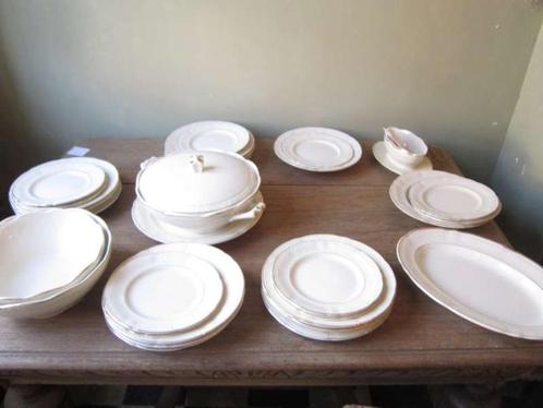 Boch Serviesstukken, beige met gouden boord, Antiek en Kunst, Antiek | Servies los, Ophalen of Verzenden