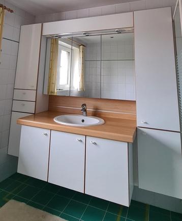 Meuble de salle de bain avec lavabo, robinet, armoire à glac