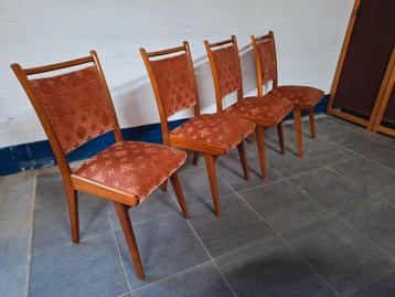 Vintage stoelen, fauteuils en voetenbankje  beschikbaar voor biedingen