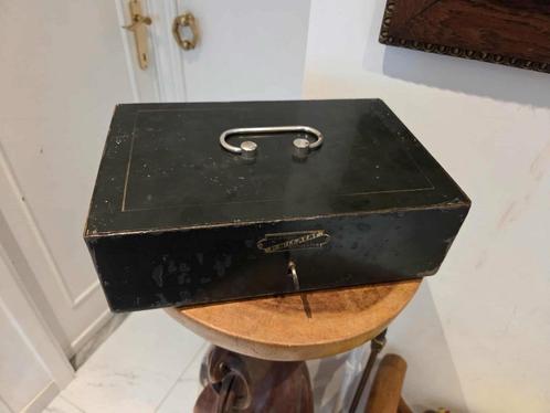 Te koop: oude metalen kist voor kostbaarheden, Verzamelen, Spaarpotten, Zo goed als nieuw, Ophalen of Verzenden