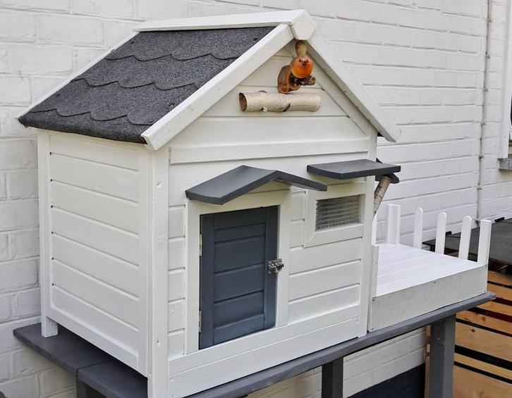 Clapier / niche / maison chat + terrasse et rampe d'accès., Animaux & Accessoires, Rongeurs & Lapins | Cages & Clapiers, Comme neuf