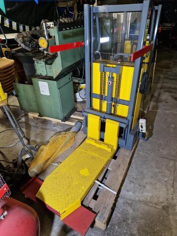 Warrior YM250 heftafel stapelaar hefplateau werkbank beschikbaar voor biedingen
