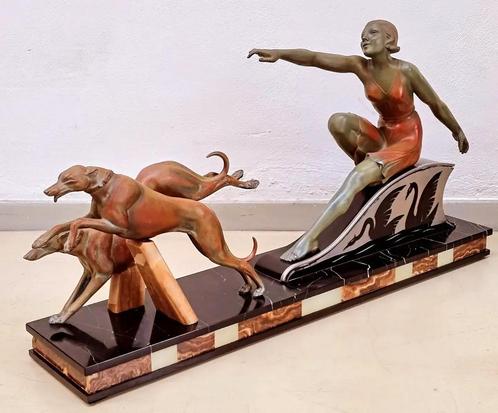 Groot art deco beeld windhonden op marmer sokkel. L 80cm., Antiquités & Art, Art | Sculptures & Bois, Enlèvement