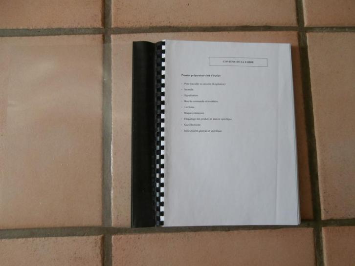 Perforelieuse : 100 couvertures complètent neuves, Zakelijke goederen, Kantoor en Winkelinrichting | Kantoorartikelen, Overige typen