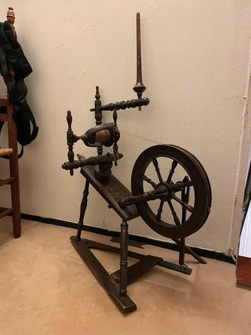 Antiek spinnenwiel beschikbaar voor biedingen