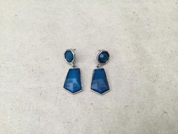 Een paar fantasie oorbellen hangers blauw beschikbaar voor biedingen