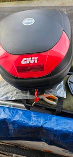 Top Case Monokey Top Case Moto Givi V47NT Tech avec réflecteurs fumés Vente  en Ligne 