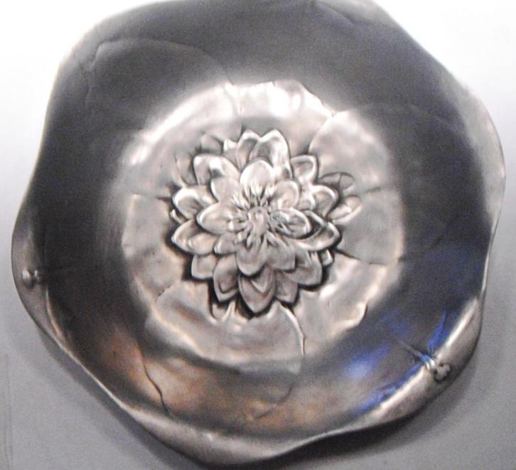 Plat à fruit en étain pur nénuphar + 3 libellules 26 cm NEUF, Antiek en Kunst, Antiek | Tin, Ophalen of Verzenden