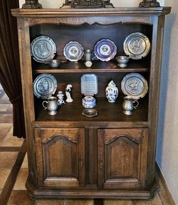 Houten vitrinekast in rustieke stijl beschikbaar voor biedingen