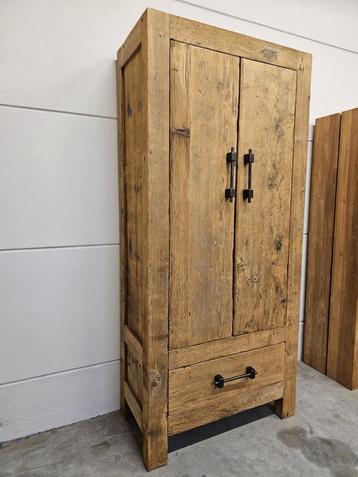 Prachtige kast uit massief hout.Een echte eyecatcher.  beschikbaar voor biedingen