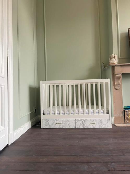 Ikea stuva bedje met matras, lades in marmer folie, Kinderen en Baby's, Kinderkamer | Complete kinderkamers, Gebruikt, Jongetje of Meisje
