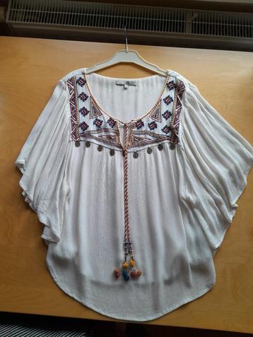 Losse blouse wit met sieraad. Maat 36. beschikbaar voor biedingen