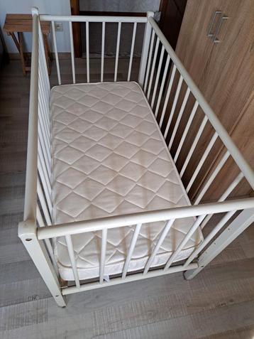 Te koop: kinderbedje met nieuwe matras en matrasbeschermer beschikbaar voor biedingen