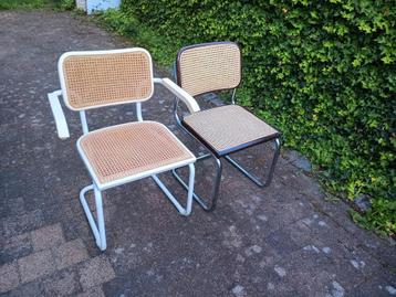 2 cesca-stoelen, een witte en een bruine beschikbaar voor biedingen