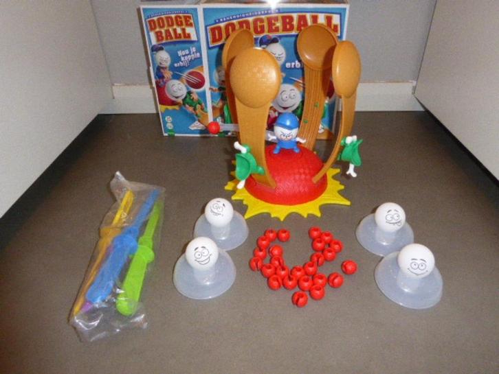 Gezelschapsspel : Dodgeball - 8 j, Hobby en Vrije tijd, Gezelschapsspellen | Bordspellen, Zo goed als nieuw, Drie of vier spelers